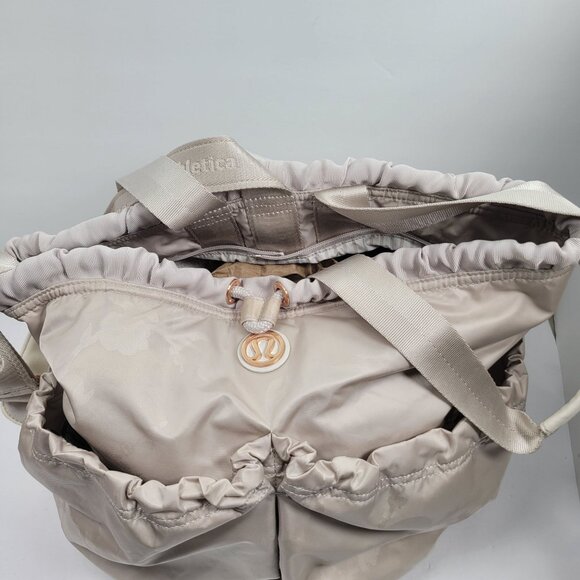 Lululemon Athletica Women's Light Gray Gym Bucket Duffle Bag - Picture 5 of 12